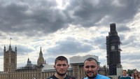Khabib saat menikmati Kota London (Instagram/khabib_nurmagomedov)