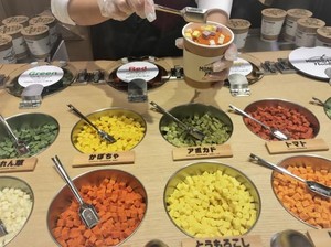 Gerai Ini Sediakan 2.145 Jenis Mie Instan Cup yang Sehat