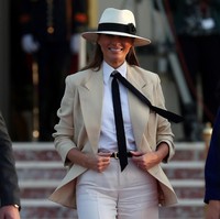 Penampilan tersebut mengundang reaksi yang beragam di dunia maya. Namun, banyak yang mengatakan gayanya mirip dengan René Belloq, karakter yang diceritakan sebagai pendukung loyal Nazi di film klasik Indiana Jones - Raiders of the Lost Ark. (Foto: REUTERS/Carlo Allegri)