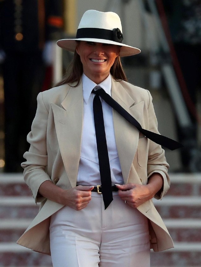 Penampilan tersebut mengundang reaksi yang beragam di dunia maya. Namun, banyak yang mengatakan gayanya mirip dengan René Belloq, karakter yang diceritakan sebagai pendukung loyal Nazi di film klasik Indiana Jones - Raiders of the Lost Ark. (Foto: REUTERS/Carlo Allegri)