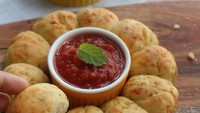 Rotinya dicampur dengan keju tua yang gurih renyah. Disajikan hangat dengan saus tomat segar bikinan sendiri. Foto : Instagram @desidawat