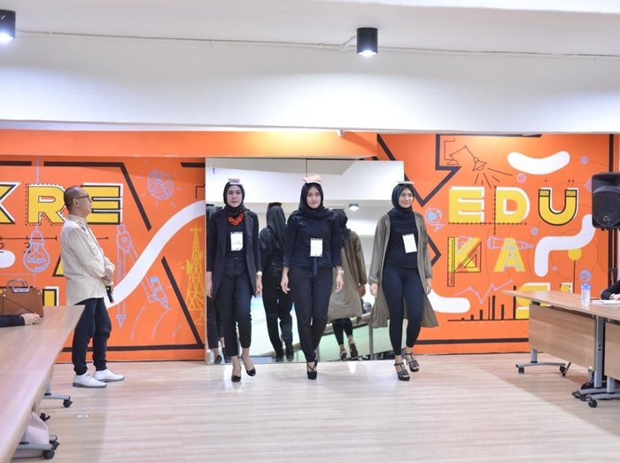 10 Barang yang wajib dimiliki model berhijab. Foto: Dok. Zaura Model Agency 10 Barang yang wajib dimiliki model berhijab. Foto: Dok. Zaura Model Agency