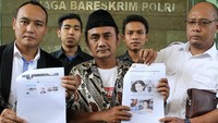 Relawan Prabowo-Sandi Digital Team (PRIDE), menunjukan bukti screen shoot gambar situs sebelum akhirnya membuat laporan di Bareskrim Polri, Jakarta, Senin (8/10). Foto: dok. Pride
