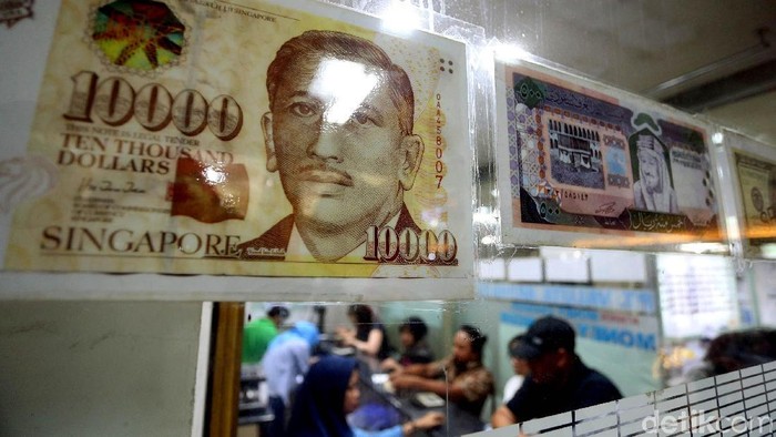 Tak cuma dolar Amerika Serikat (AS) yang menghantam mata uang rupiah. Nilai tukar dolar Singapura juga terus menguat terhadap rupiah.