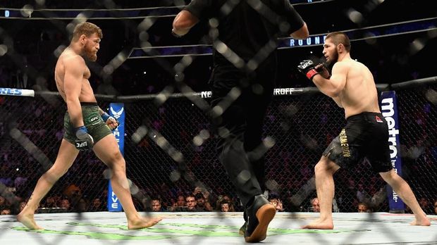 Khabib Nurmagomedov mempertahankan gelar juara dunia kelas ringan UFC usai mengalahkan Conor McGregor.