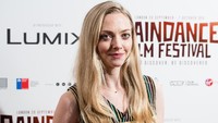 Amanda Seyfried tampil kasual dalam kesempatan itu. Photo by Jeff Spicer/Getty Images