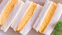 Sandwich telor gaya Jepang ini gampang dibikin. Siapkan omelet yang tebal dan jangan telalu kering, selipkan di antara 2 iris roti tawar. Foto: Instagram @yayo13333