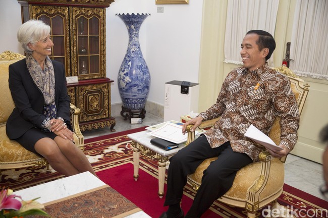 Scarf panjang dengan motif etnik menjadi andalan Christine menghadiri jamuan formal ketika kunjungan di Indonesia. Foto: Detikcom