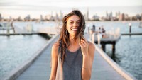 Foto: Linda berjalan-jalan santai sendirian di St Kilda Pier, Melbourne, Australia. Linda dan Alonso memang jarang mengumbar kemesraan. (Instagram/@lalindaa)