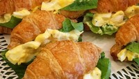 Croissant tawar bisa dipanggang sebentar, dioles mentega,  diisi salad telur rebus dan daun selada. jadilah sarapan nikmat. Foto: Instagram @momma_makes_imbento