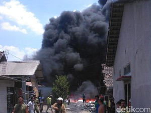Gudang Rongsokan Terbakar, Asap Membumbung Tinggi