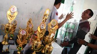 Di hari pertama masuk sekolah siswa pun bersama-sama berbenah dan membersihkan sekolahnya pasca terjadinya gempa dan tsunami pada Jumat (28/9/2018) lalu. Istimewa/Antara Foto/Wahyu Putro A.