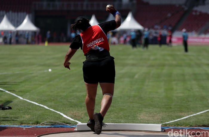 Atletik mempersembahkan medali emas kedua untuk Indonesia pada Asian Para Games 2018. Suparniyati menjadi yang terbaik di tolak peluru F20.