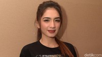 Angel Karamoy terlihat misterius dengan kaus hitam dan riasan gelap. Foto: Noel/detikHOT