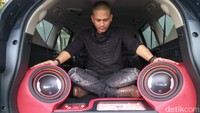 Meskipun tidak ingin menjadikan mobilnya masuk kontes, Haryo rela untuk korbankan kursi penumpang bagian belakang.