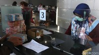 Per pukul 15.10 WIB, US$ 1 berada di Rp 15.299 di perdagangan pasar spot, demikian dikutip dari data perdagangan Reuters, Senin (8/10/2018).