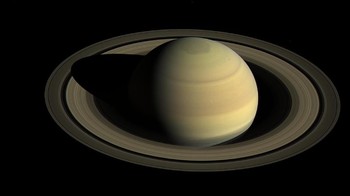 Butuh kurang lebih sembilan Bumi yang berjajar untuk bisa menyamai diameter Saturnus, itu pun belum termasuk cincinnya. Foto: NASA