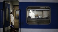 Biasanya waktu tempuh hanya 10 jam, sekarang bisa 16 jam. Karena masalah inilah para warga Zimbabwe lebih memilih naik bus dan taksi bila bepergian jauh (jarak 440 Km) (Siphiwe Sibeko/Reuters) 