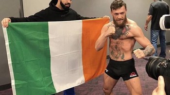 Dirinya yang memegang bendera Irlandia ini ibarat orang tua yang hendak memasangkan handuk kepada anaknya. Foto: Istimewa