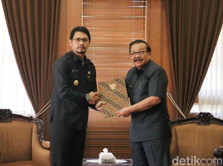 Gubernur Jatim Serahkan Pengganti Jabatan Wali Kota Pasuruan Gubernur Jatim Serahkan Pengganti Jabatan Wali Kota Pasuruan