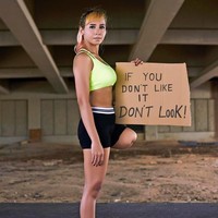 Rosalina sempat merasa seperti orang buangan karena tatapan aneh dari orang asing. Namun dia kemudian bangkit setelah menemukan kaki prostetik. Dia bisa kembali bekerja sebagai model, profesi yang sempat digelutinya sebelum kakinya diamputasi. Foto: Instagram @ kazzrozza