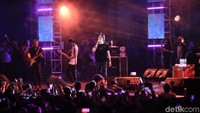 Setelahnya giliran Once Mekel yang naik panggung. Penonton tampak begitu antusias dan bernyanyi di semua lagu. Foto: (Hanif/detikhot)