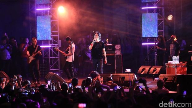Reuni Dewa 19 Bersama Ari Lasso dan Once Tutup Synchronize Fest 2018 