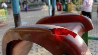 Salah satu fasilitas bermain yang rusak di area RPTRA Taman Guntur. APabila kerusakan di fasiltas bermain tak segera diperbaiki dikhawatirkan justru dapat membahayakan anak-anak yang menggunakannya.