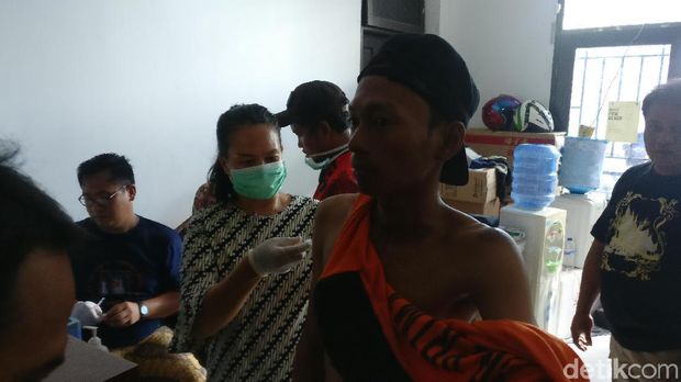 Suntik vaksin relawan di Palu, Senin (8/10/2018)