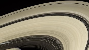 Cincin Saturnus juga diketahui menghujani Saturnus dengan berbagai material dengan intensitas tinggi, diperkirakan hingga 45.000 kg per detik. Foto: NASA