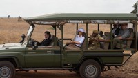 Foto: First Lady melakukan perjalanan mengelilingi Afrika karena mengunjungi Ghana, Malawi, Kenya, dan Mesir. Ini masih di Kenya bersafari menggunakan mobil selama satu setengah jam (Saul Loeb/AFP/Getty Images/CNN)