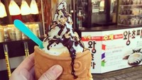 Ini dia salah satu es krim populer di Korea. Bentuknya seperti taiyaki, namun terdapat rongga dibagian mulut dan badan ikan. Sehingga dapat diisi dengan es krim. Ice cream fish bread di Korea yang terkenal ada di A Boong, Seoul. Foto: Istimewa