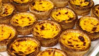Jalan-jalan ke Malaysia ada egg tart buatan 28c bakery yang bisa dicoba. Tuh lihat aja warna kuning keemasannya yang menggoda banget. Foto: Instagram gourmethunterkl