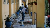 Sejumlah siswa sekolah di kota Palu tampak mulai kembali masuk sekolah setelah 10 hari terjadinya gempa dan tsunami di kota Palu dan Donggala, Sulawesi Tengah, Senin (8/10/2018). Istimewa/Darren Whiteside/Reuters.