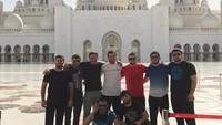 Khabib bersama timnya saat berkunjung ke Abu Dhabi. Tak ketinggalan, mereka mendatangi Masjid Sheikh Zayed. Masjid yang identik dengan warna putih dengan merupakan salah satu masjid terindah di dunia (Instagram/khabib_nurmagomedov)