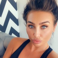 aru-baru ini, Lauren akhirnya mengakui bahwa dia melakukan filler dagu dan kini menghilangkan. Namun tetap saja penampilannya masih terlihat palsu. Foto: dok. Instagram