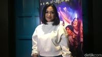 Marion Jola Gandeng Pria Tampan ke Atas Panggung