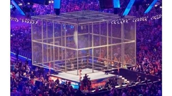 Ada yang bilang kalau pertandingan diulang arenanya harus dibuat seperti Hell in a Cell di WWE. Foto: Istimewa