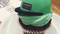  Cupcake bertopping fondant bentuk topi bertulisan SHINee ini sempat viral. Selain karena lucu, harganya juga cukup menguras kantong, satu cupcake dibaderol sebesar 8.000 won (Rp 107 ribu). Cupcake ini bisa didapat di SMTOWN COEX Artium, Seoul. Foto: Istimewa