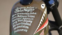 Warna yang dipilih adalah kelir asli Green Army Tri Clors pada pesawat bergaya shark moon. Motor ini dibikin simpel seperti pada militer. Tanki dibuat kecil dengan warna khas militer. Foto: Dok. Kustomfest