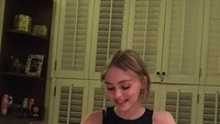 Tak hanya doyan makan, pemilik nama lengkap Lily-Rose Melody Depp ini juga pintar masak. Kira-kira apa yang tengah ia masak kala itu, ya? Foto: heymook