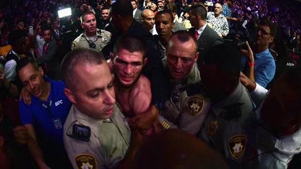 Khabib Nurmagomedov tak menyesali perbuatannya menyerang rekan Conor McGregor Dillon Danis. (