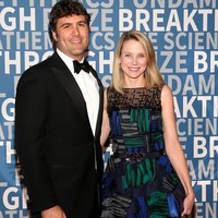 Wanita yang lebih kaya dari suaminya tak hanya dari kalangan seleb. Marissa Meyer yang dikenal pernah bekerja untuk Google dan Yahoo juga lebih kaya dari sang suami pebisnis Zachary Bogue. Marissa punya kekayaan bersih $550 (Rp 8,4 triliunan) sementara suaminya $300 juta (Rp 5,3 triliunan).  Foto: dok. Getty Images