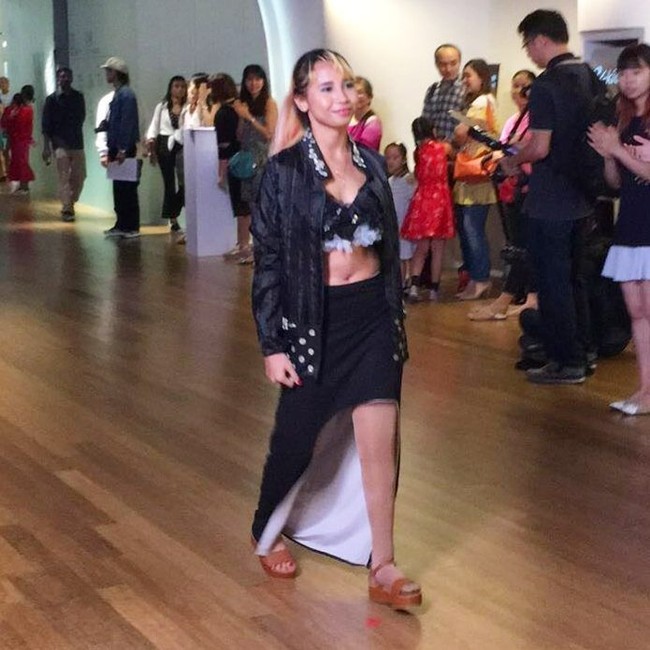 Berjalan menuju Singapore Fashion Runway benar-benar impian saya yang menjadi kenyataan, dan saya tidak pernah menyangka bisa melakukannya dengan satu kaki. Meskipun ini adalah pertama kalinya, saya tidak merasa gugup dengan audiens yang besar,” ujarnya. Foto: Instagram @ kazzrozza
