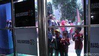 Mulai dari anak-anak hingga orang dewasa mengantre untuk membeli Momo.