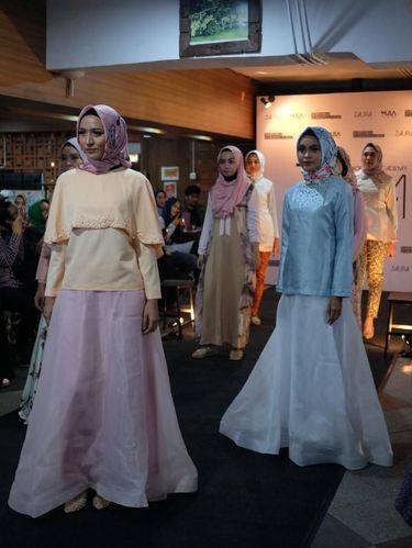 Beda dari Model Biasa, Ini 10 Benda yang Wajib Dimiliki Model Berhijab 