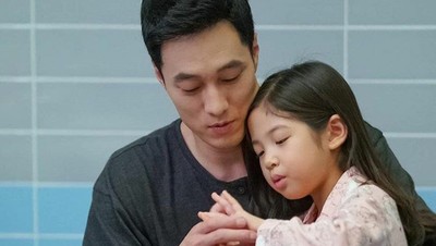 6 Potret Kebapakan Aktor Tampan So Ji Sub