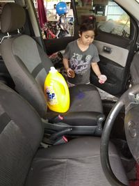 Bersihkan interior mobil dengan cara dicuci