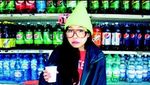 Ini Nih Gaya Keren Awkwafina Saat Minum Bareng Sandra Bullock