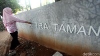 Tak hanya fasilitas bermain yang telah rusak dan belum diperbaiki. Di tahun pertama setelah didirikan Tulisan penanda RPTRA Taman Guntur di Benhil itu tampak hilang huruf-hurufnya.